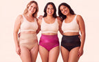 Tres mujeres sonrientes con la faja FuerzaMía en beige, fucsia y negro