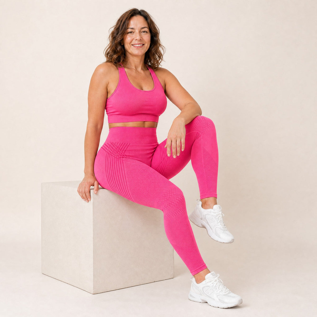 Mujer sentada con leggings fucsia