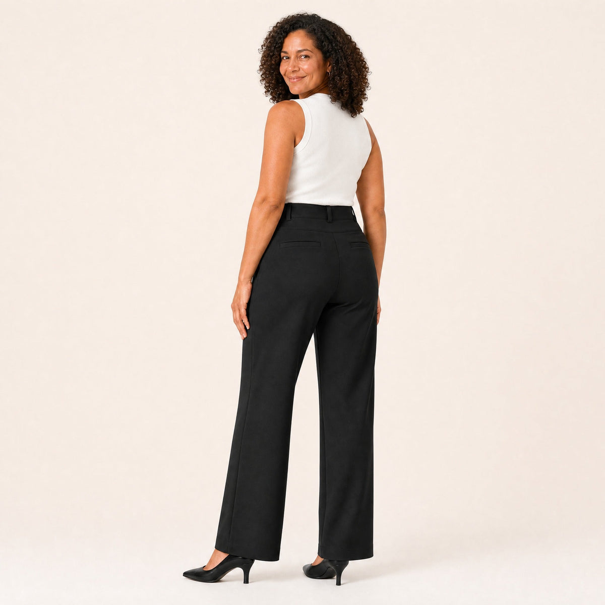 Pantalón negro visto por detrás