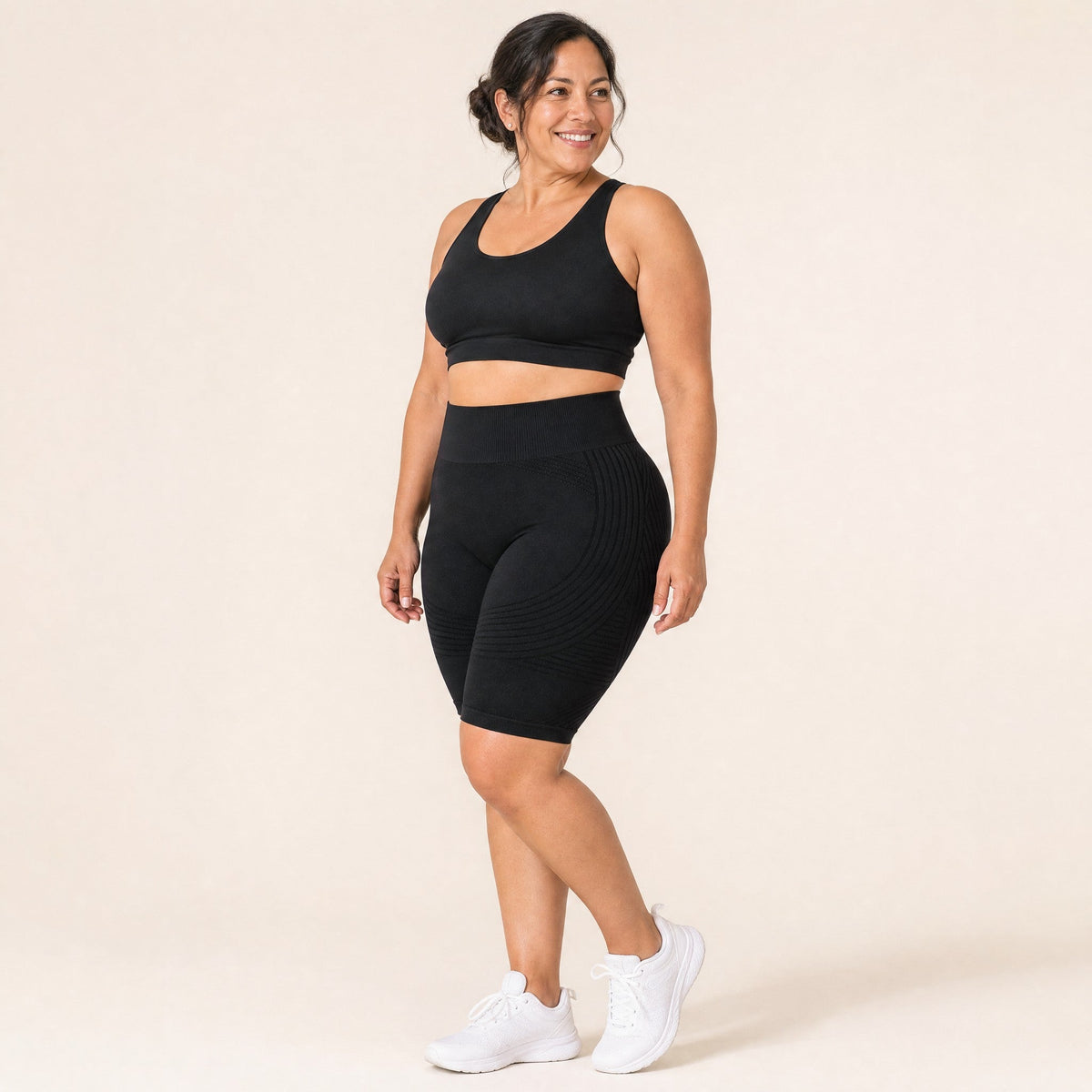 Mujer con shorts negros