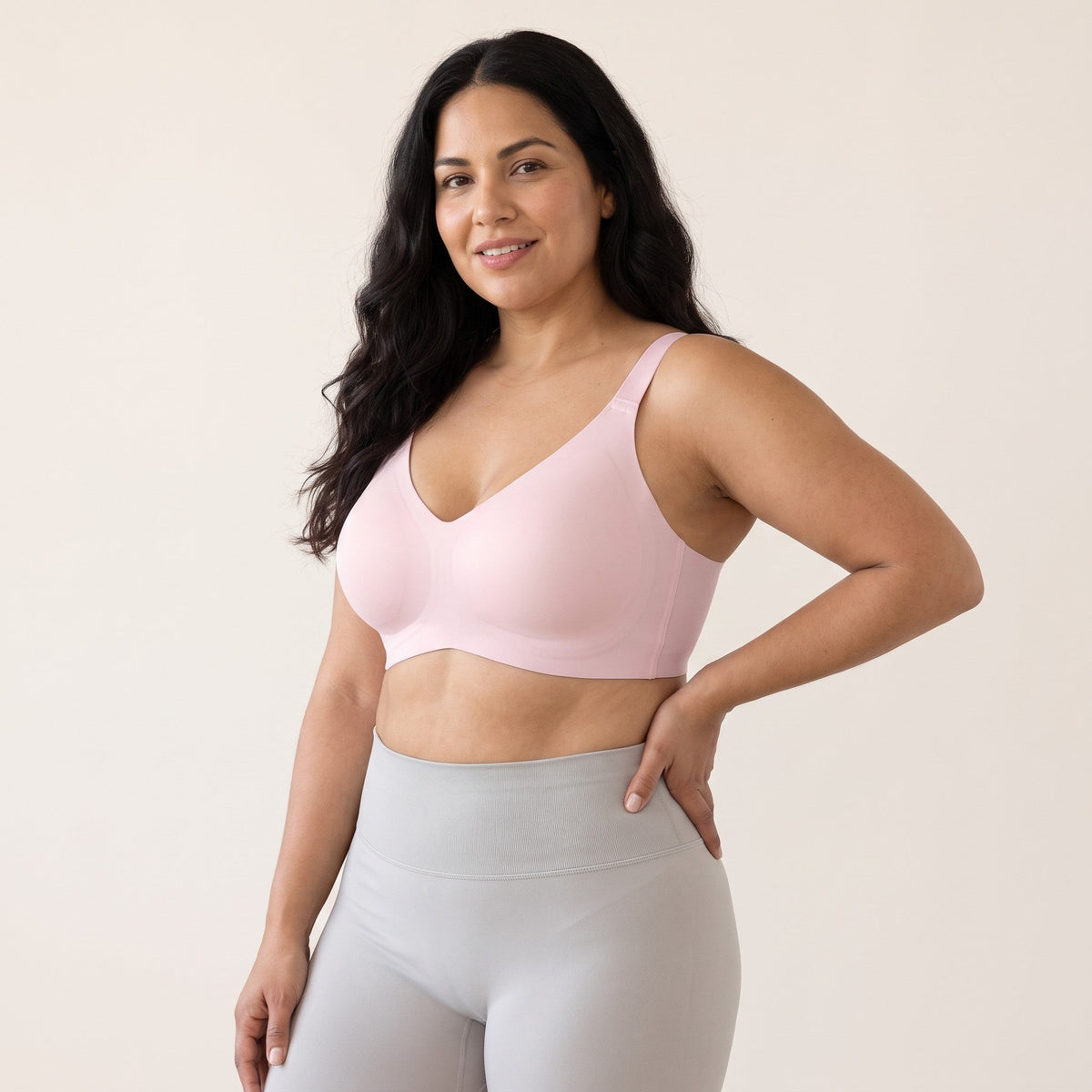 Mujer con sujetador rosa